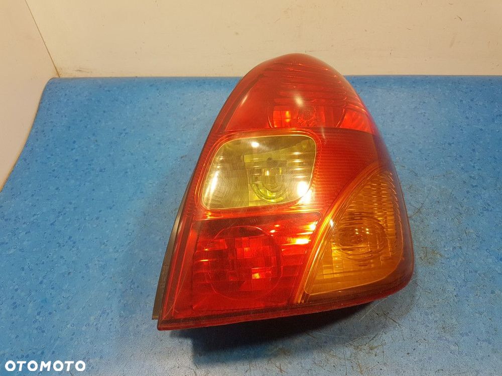 TOYOTA COROLLA VERSO I LAMPA TYŁ PRAWA ZEWNĘTRZNA - 1