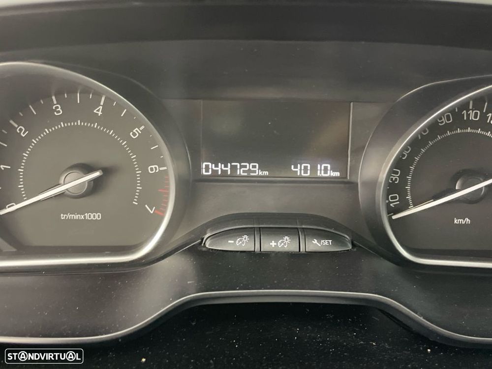 Peugeot 2008 1.2 PureTech Signature — fotografia 9