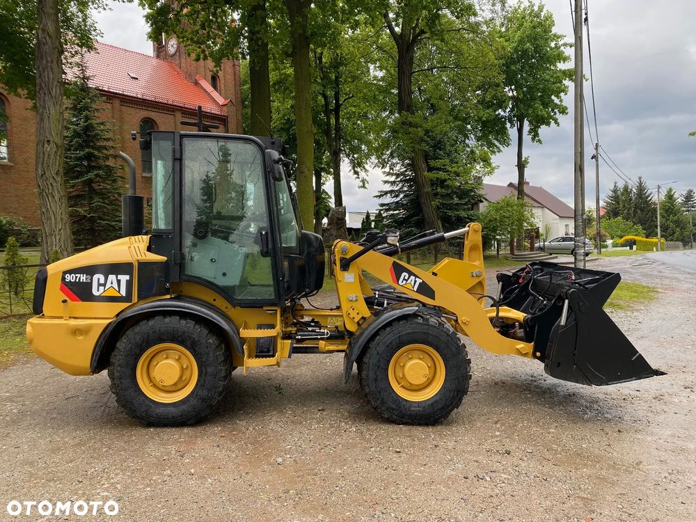 Caterpillar CAT 907H2, 2014 ROK, 6000 MTH, ŁYŻKA OTWIERANA + WIDŁY, z NIEMIEC, SUPER STAN, - 2
