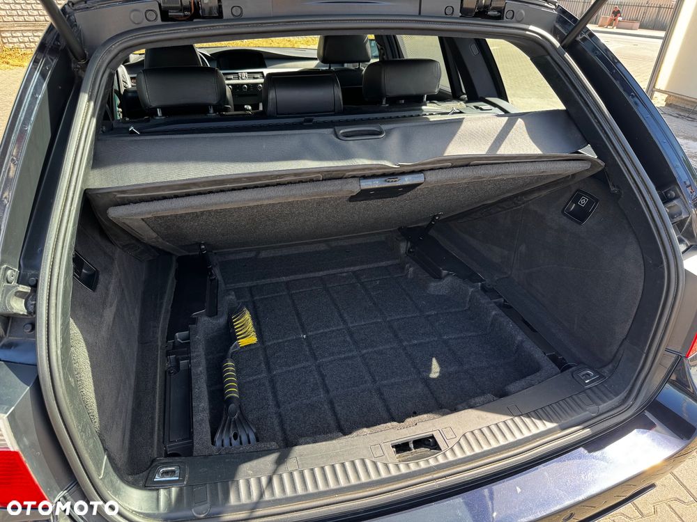 BMW Seria 5 523i Touring - 11