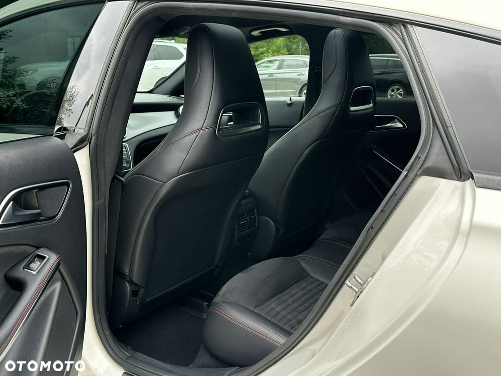 Mercedes-Benz CLA 250 4Matic 7G-DCT AMG Line - 18