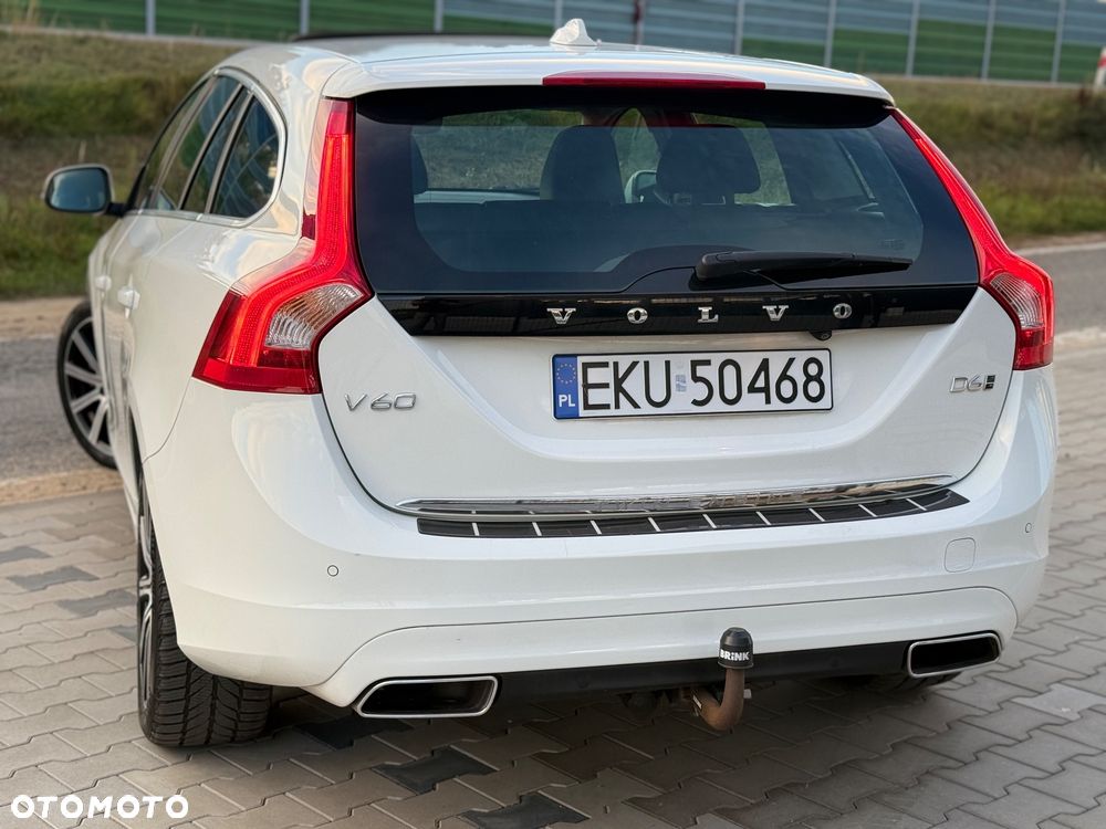 Volvo V60 D6 AWD Plug-in Hybrid Summum - 11