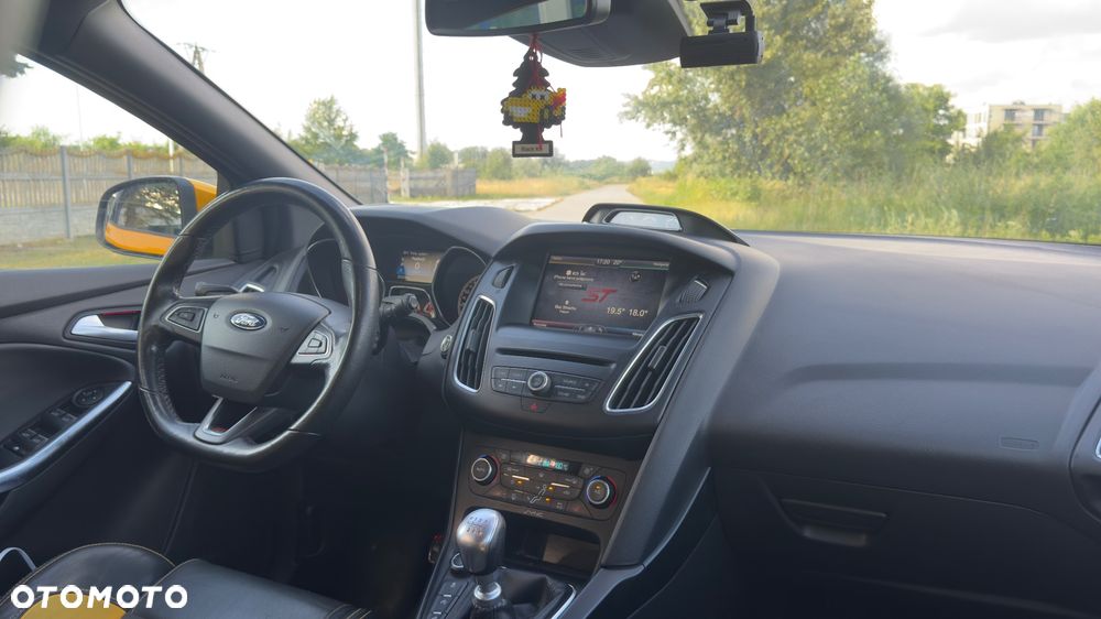 Ford Focus 2.0 EcoBoost ST mit Leder-Sport-Paket - 29