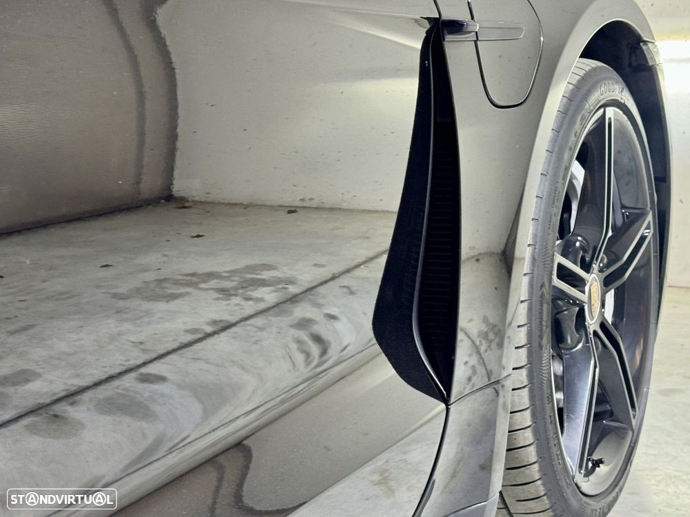 Porsche Taycan Turbo - 25