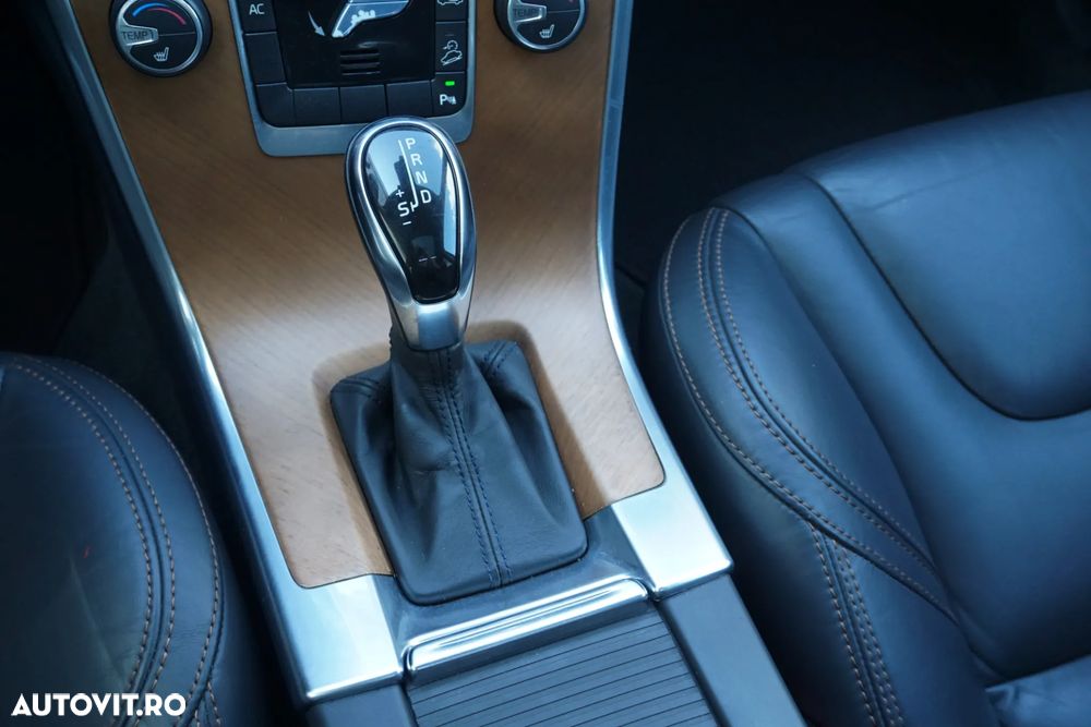 Volvo XC 60 D5 AWD Geartronic Summum - 12