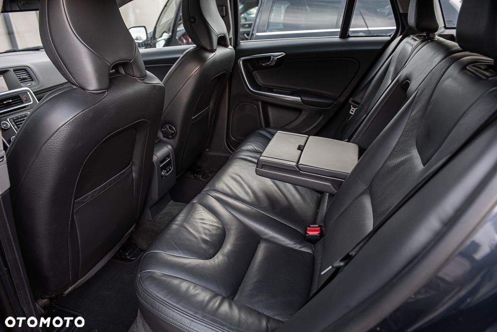 Volvo V60 D5 AWD Momentum - 25