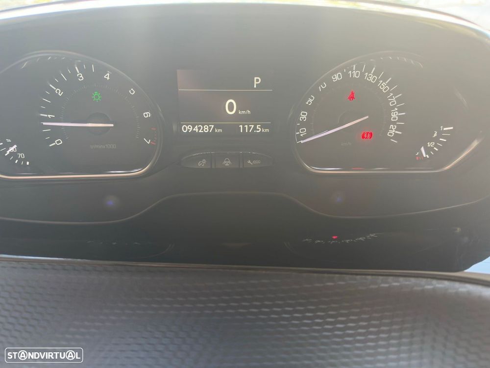 Peugeot 2008 1.2 PureTech Allure EAT6 - 13