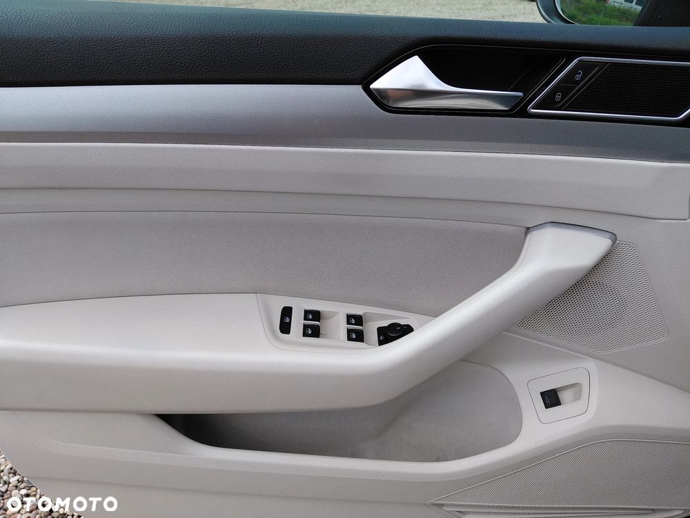 Volkswagen Passat 1.8 TSI BMT Comfortline - 25