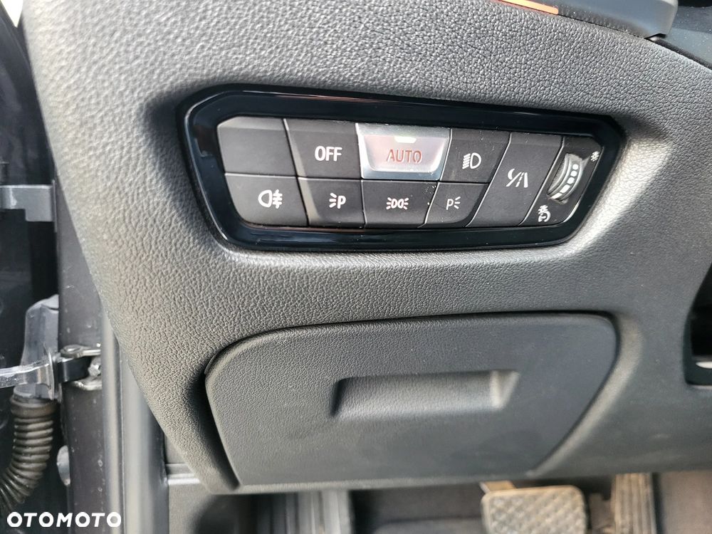 BMW Seria 3 330i Sport Line - 33