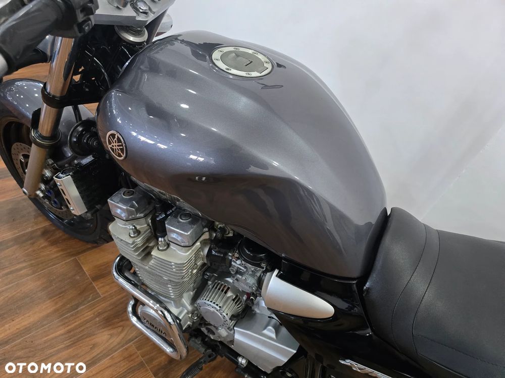 Yamaha XJR - 13