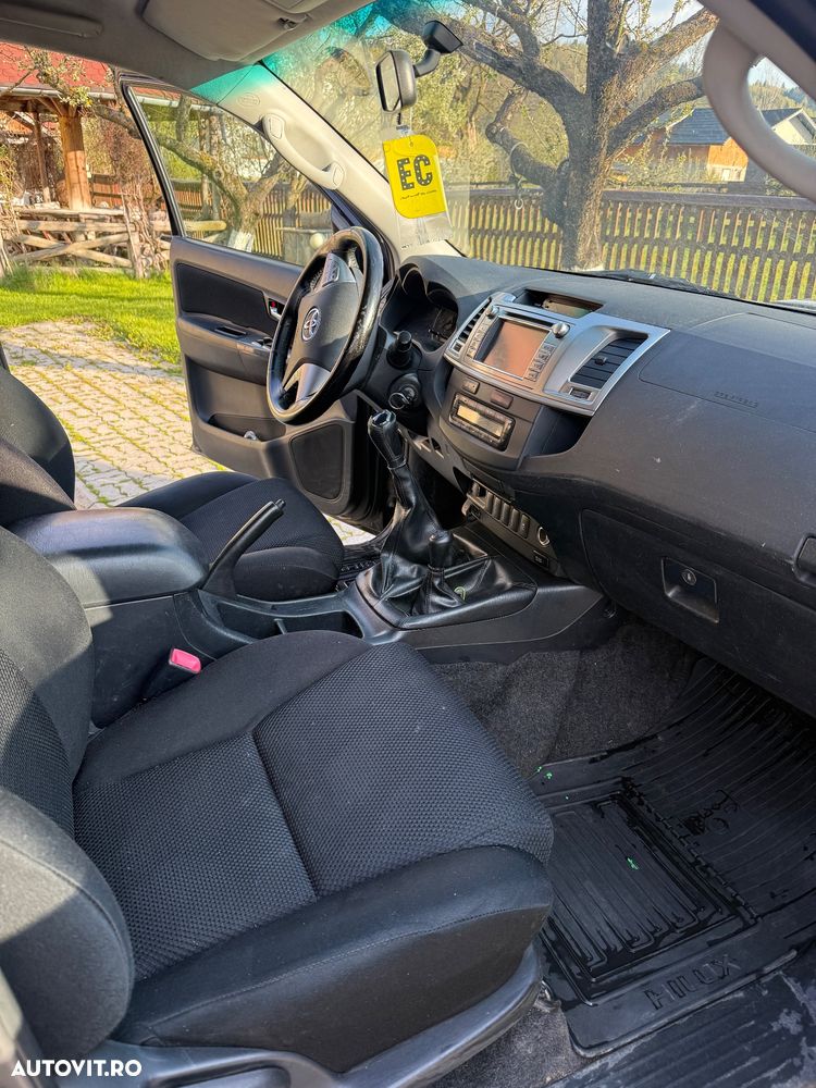 Toyota Hilux - 12