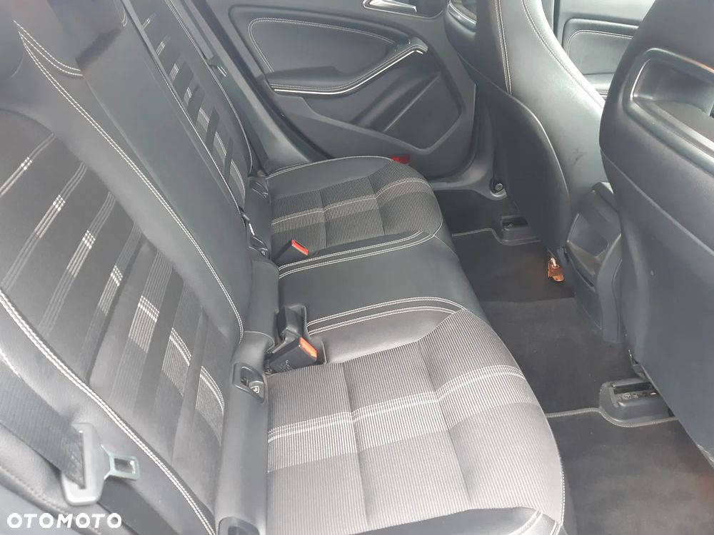 Mercedes-Benz CLA 180 Peak Edition - 17