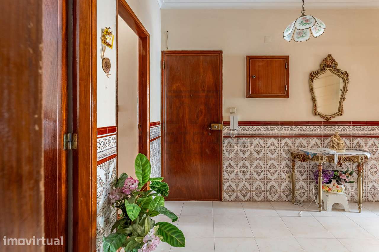 APARTAMENTO T2 (R/C) + POTENCIAL T0 INDEPENDENTE (CV) + QUINTAL - Grande imagem: 2/28