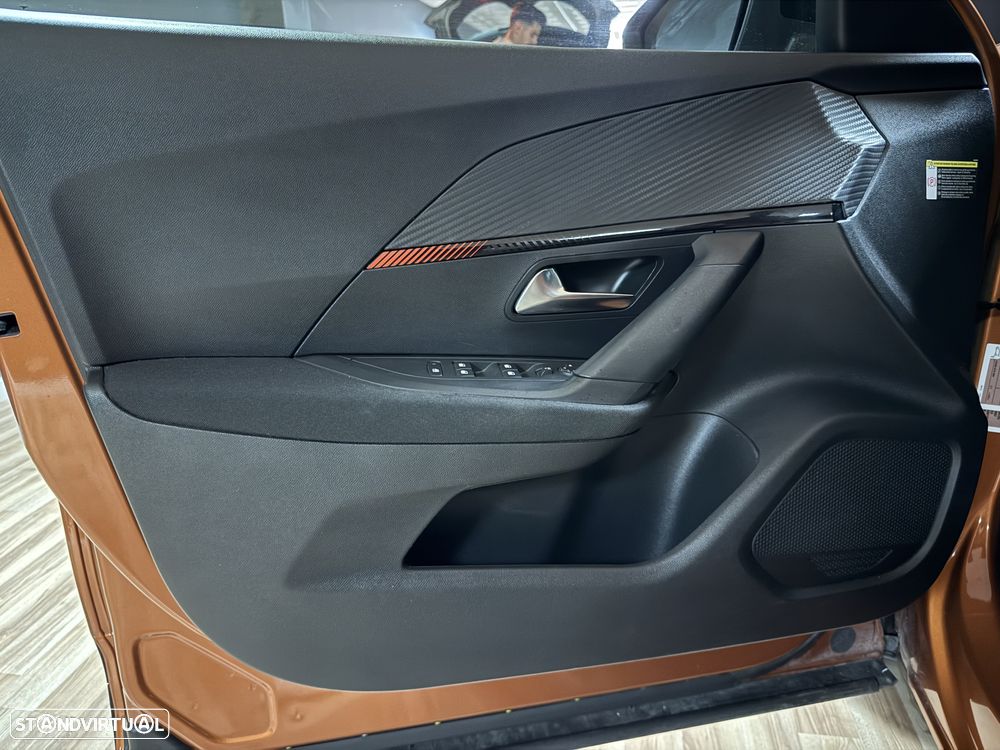 Peugeot 2008 1.2 PureTech Allure EAT8 - 25