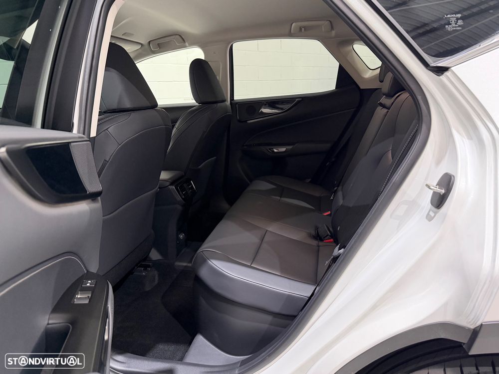 Lexus NX 450h+ Executive - 37