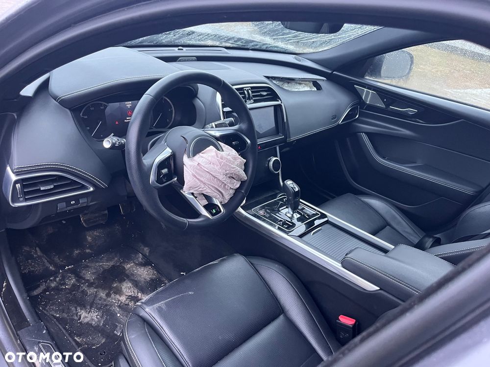 Jaguar XE ver-2-0-d180-awd-r--dynamic-hse - 4