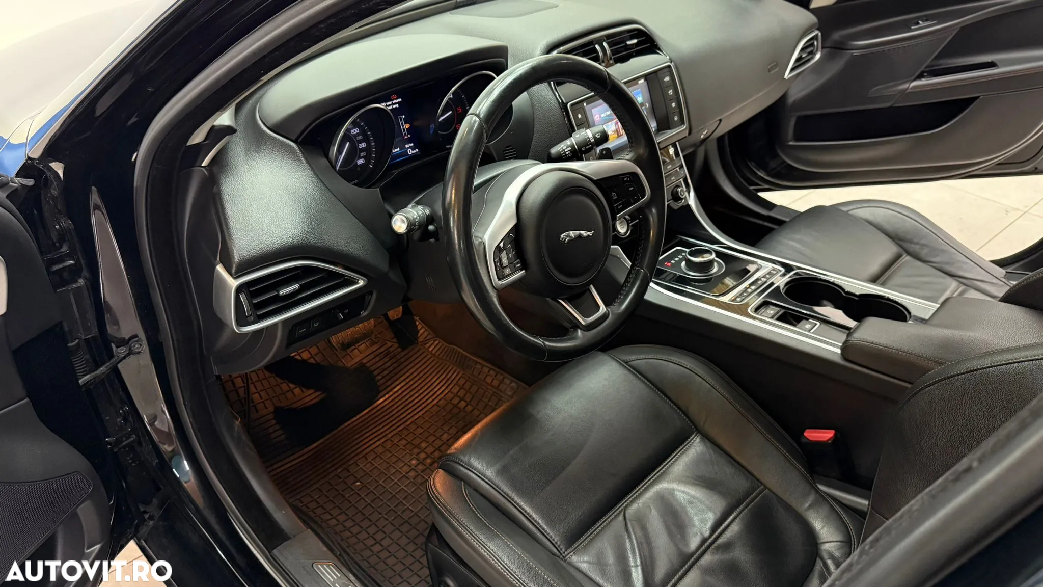 Jaguar XE 2.0 Portfolio - 5