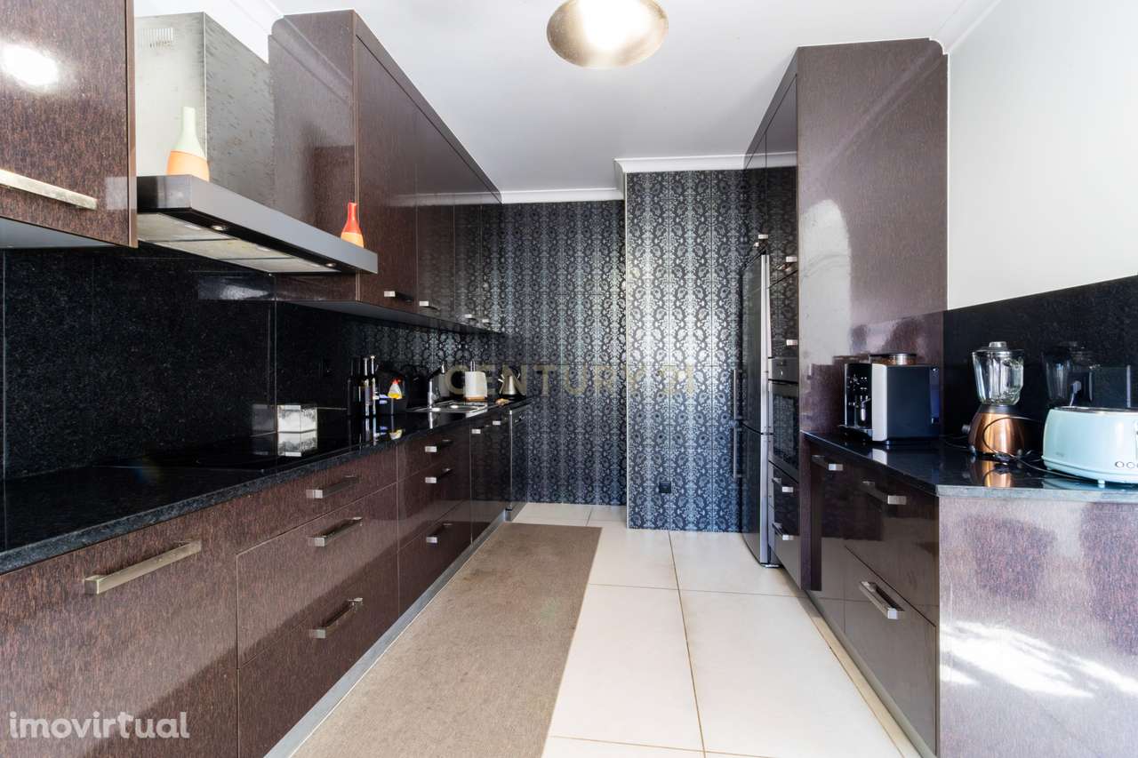 Moradia T4 em Colmeias com Garagem e Terreno – Excelente Oportunidade - Grande imagem: 3/23