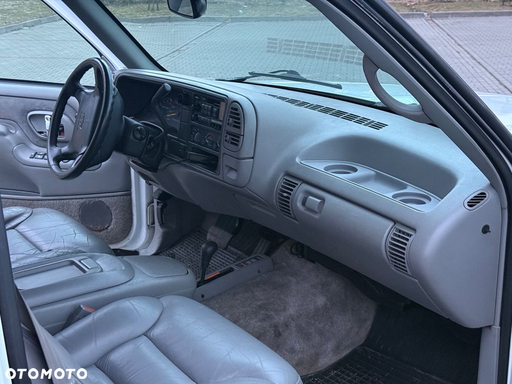 Chevrolet Suburban - 35