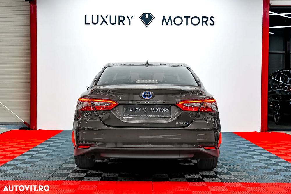 Toyota Camry Luxury - 9