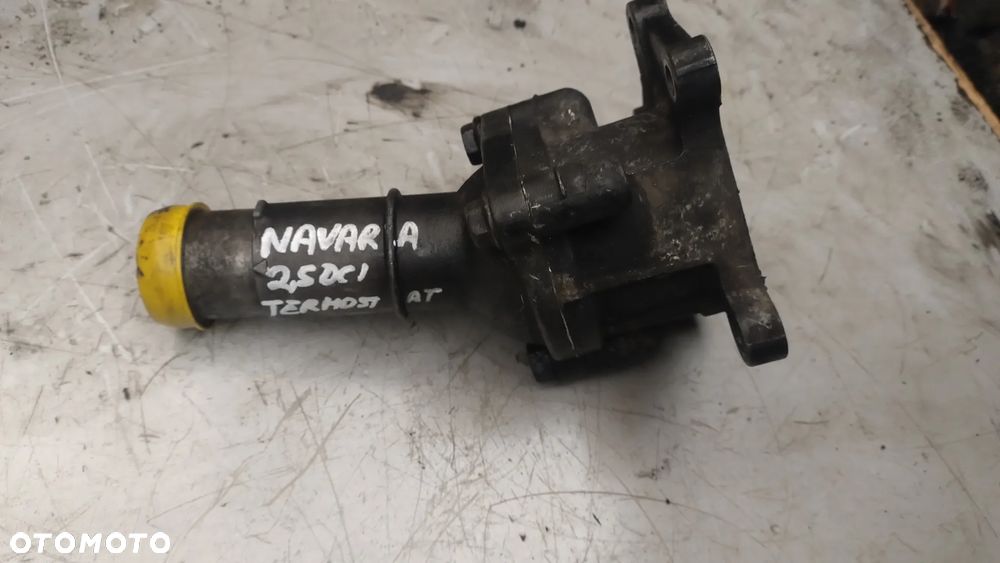 NISSAN NAVARA YD25 2,5 DCI obudowa termostatu - 1