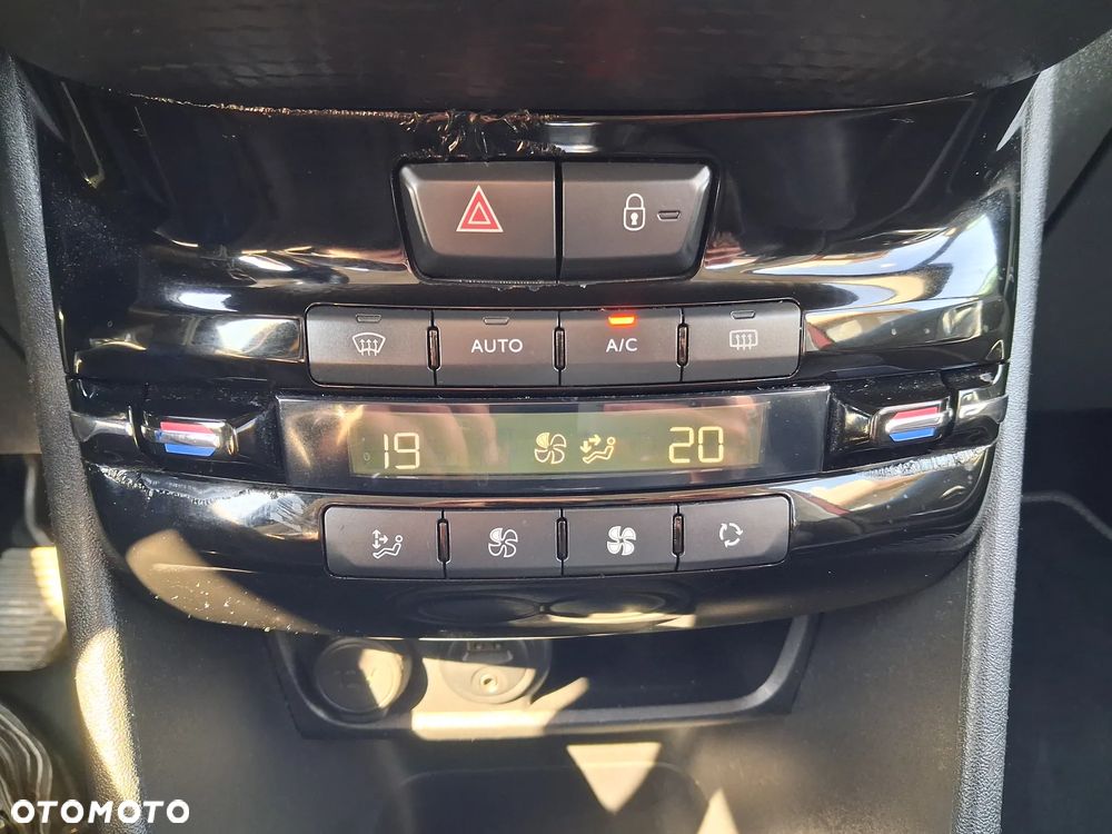 Peugeot 2008 1.6 BlueHDi Allure S&S - 14