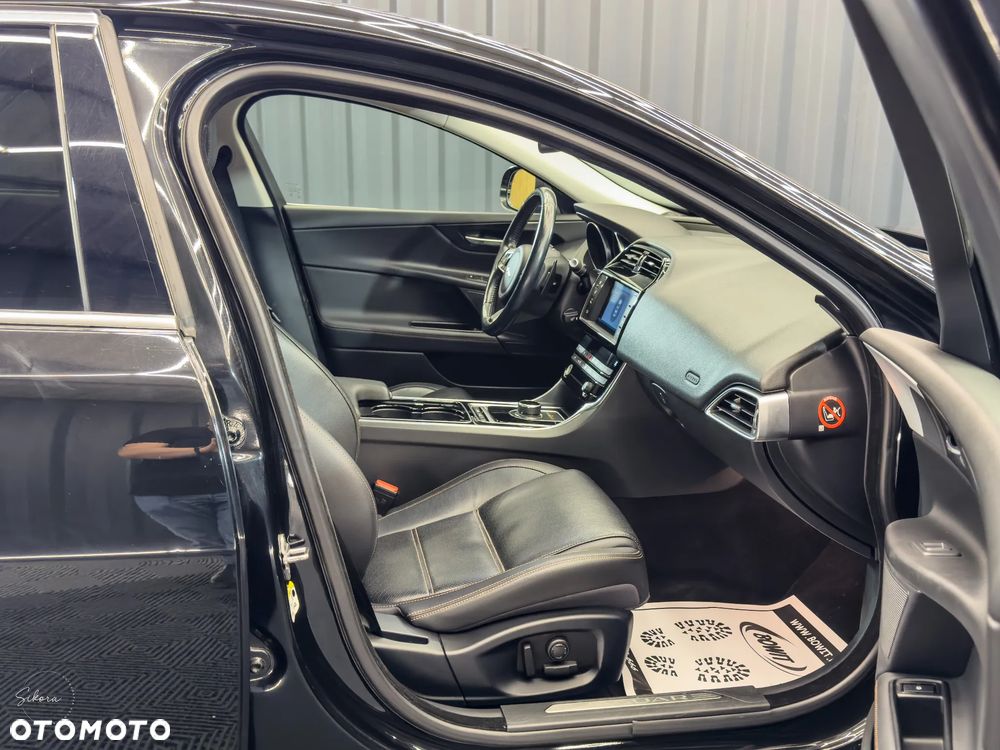 Jaguar XE 20d Prestige - 15