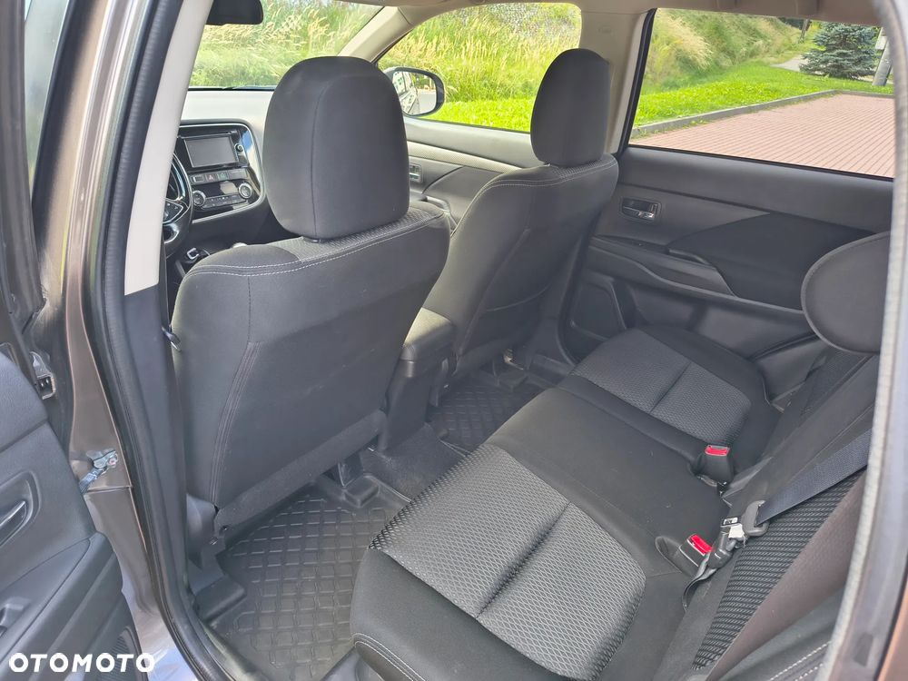 Mitsubishi Outlander 2.0 Invite + 2WD - 11
