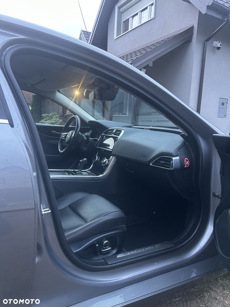 Jaguar XE 20d Prestige - 18