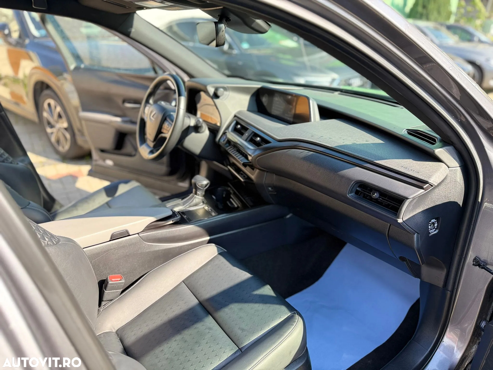 Lexus UX 250h 2.0L HEV 20H- (178 HP) 4X2 CVT Executive - 6