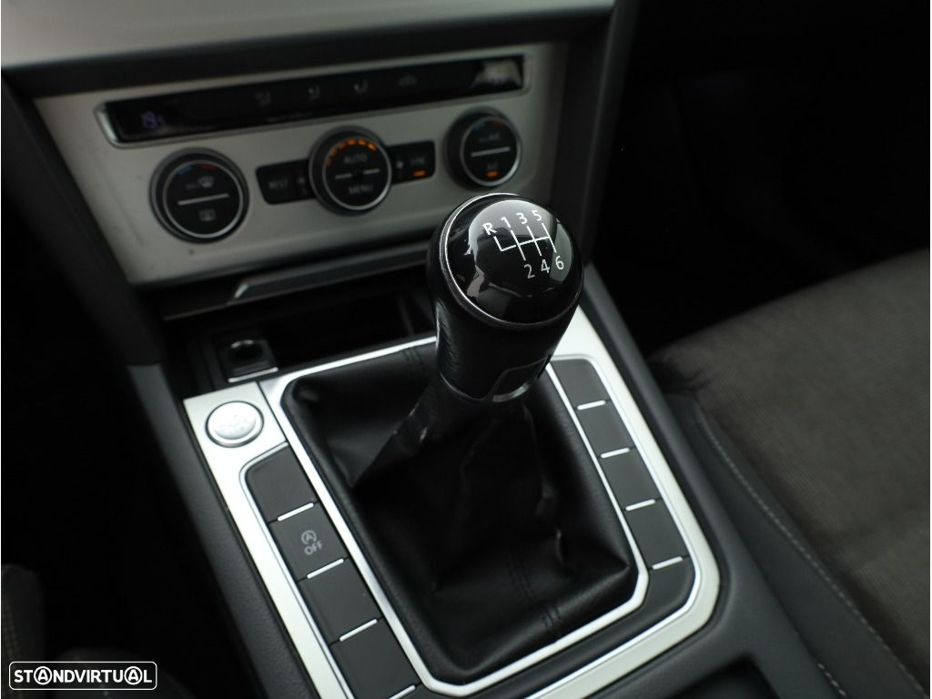 VW Passat 2.0 TDI Confortline - 19