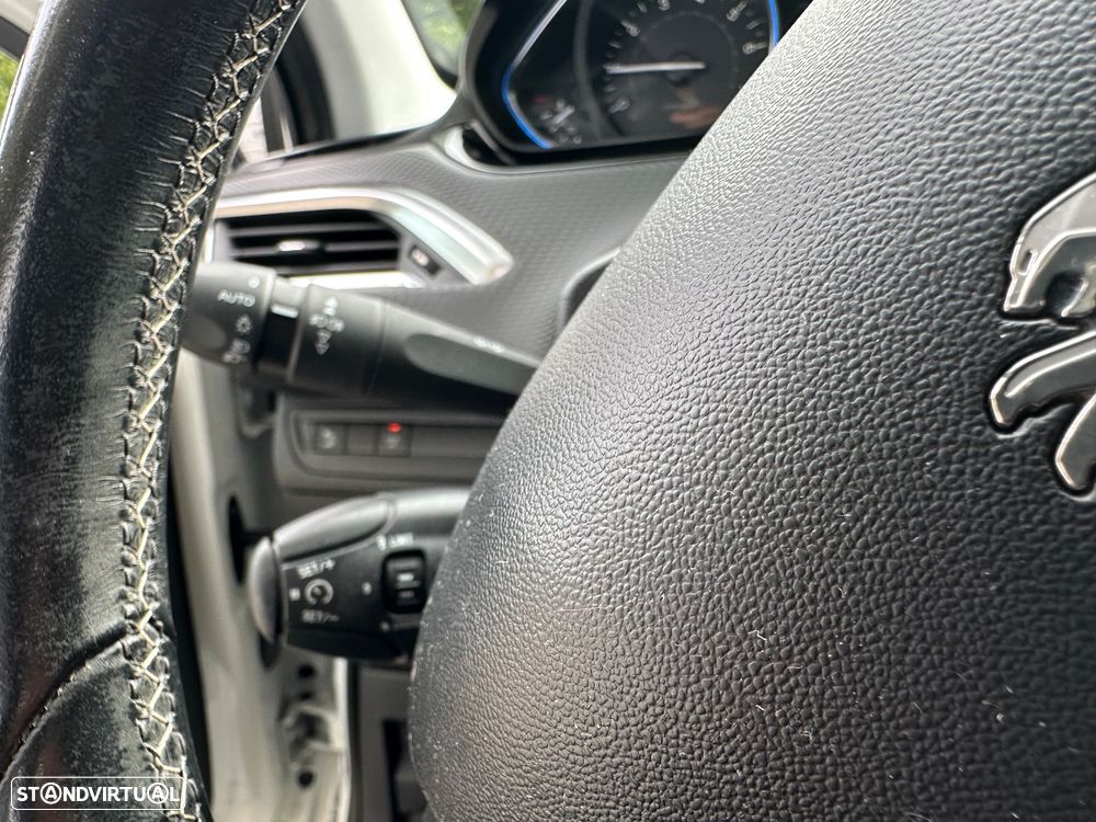 Peugeot 2008 1.2 PureTech Allure EAT6 - 28