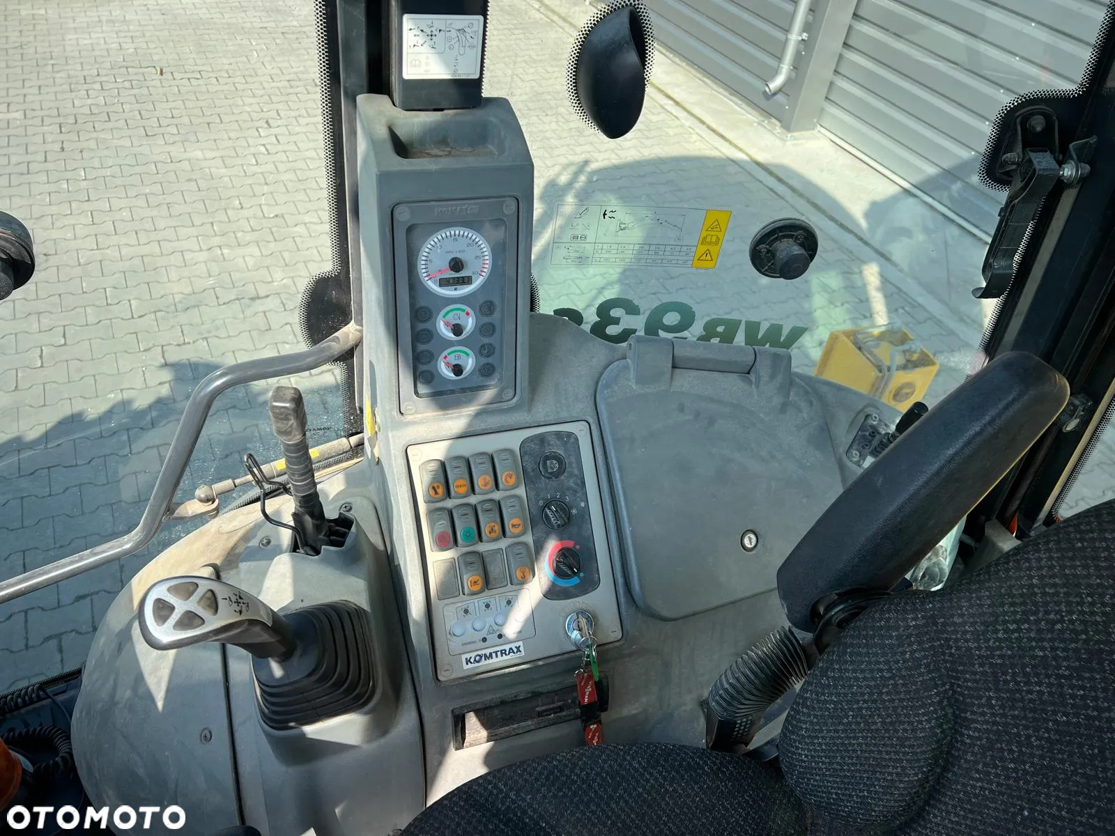 Komatsu WB93S-5 - 10