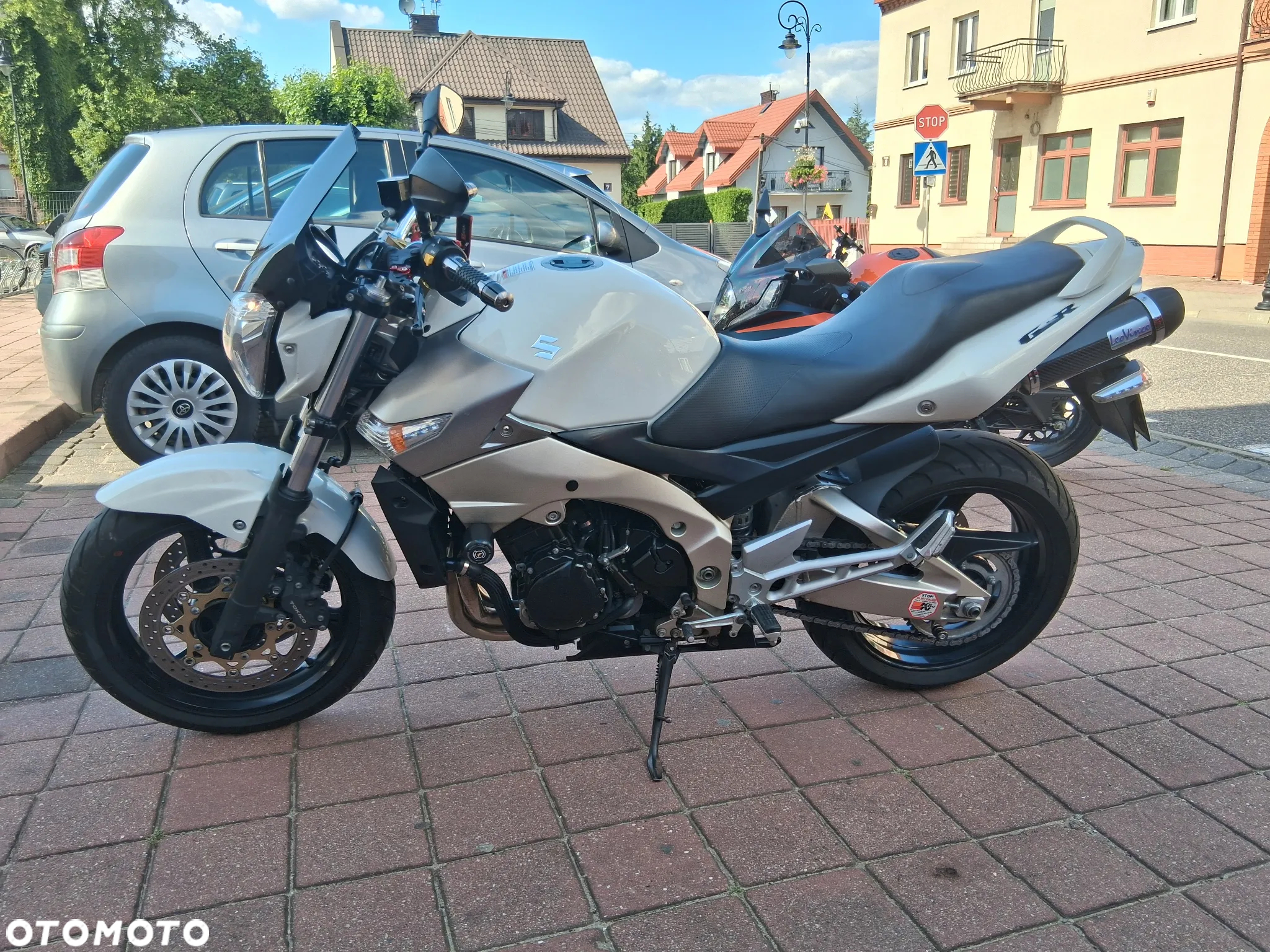 Suzuki GSR - 2