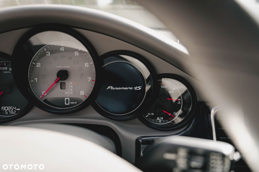 Porsche Panamera 4S - 20