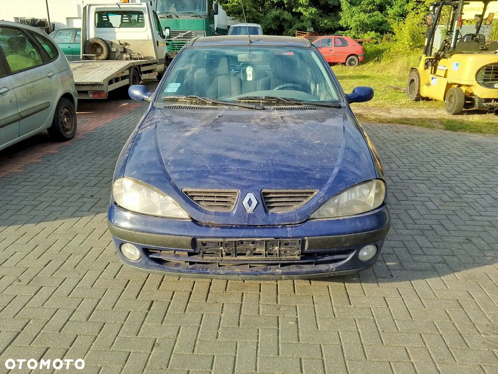 Renault Megane I FL (99-02.) 1.6 B 107KM. Silnik K4M700 Skrzynia JB3953  lakier OV460 - BLUE KING BC.Cały na części. GWARANCJA !!!  Przód Tył Zestaw Komplet Drzwi Klapa Zderzak Błotnik Maska Grill Atrapa Szyba Pas Lampa Lusterko Boczki Fotel Kanapa Kokpit Deska Rozdzielcza Przełącznik Włącznik Sterownik Przewody Wiązka Instalacja Moduł Komputer Czujnik Listwa Pompa Alternator Wtryski Głowica Rozrusznik Kompresor Sprzęgło Dwumas Silnik Skrzynia ABS Klimatyzacji Paliwa Wspomagania Kolektor Turbina Przepustnica Zawór Chłodnica Koło Hak Belka Sanki Zawieszenie Mcpherson Półoś Amortyzator Wydech Tłumik Zacisk Most - 3