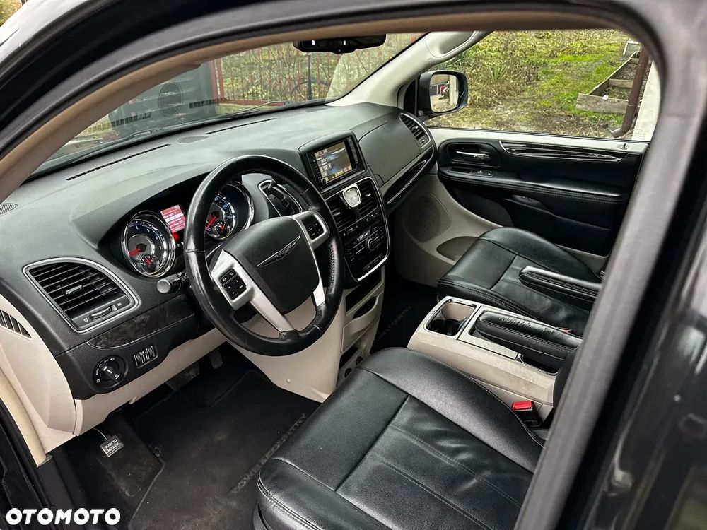 Chrysler Town & Country - 19