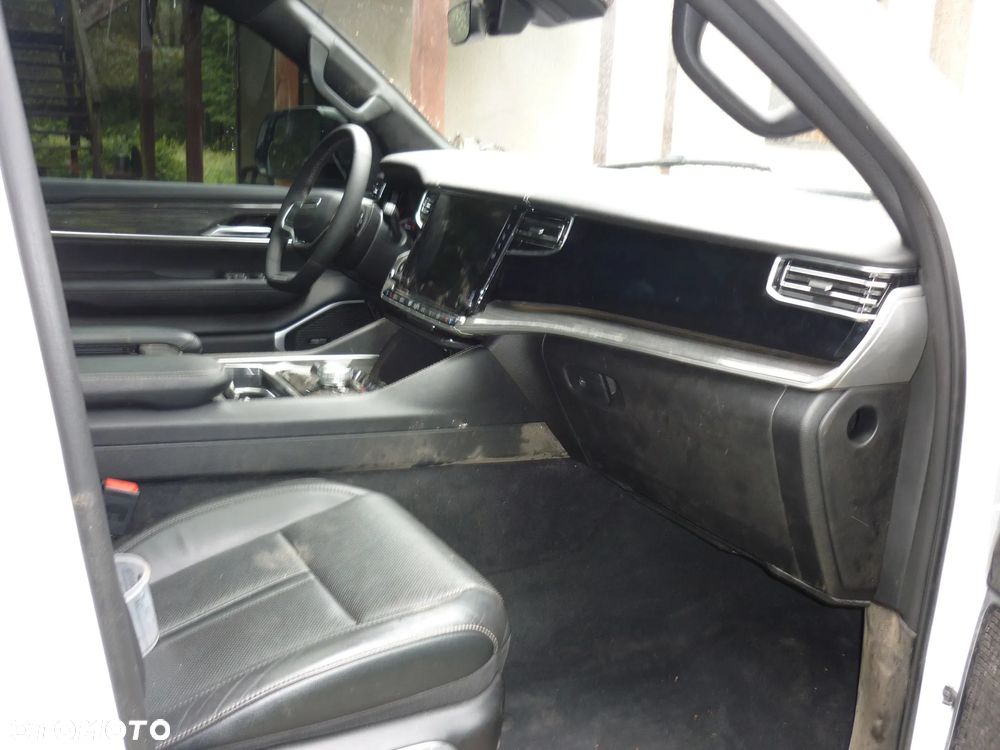 Jeep Wagoneer - 13