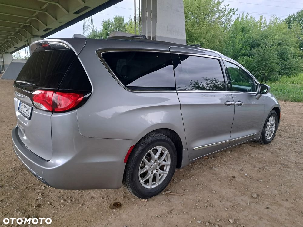 Chrysler Pacifica - 2