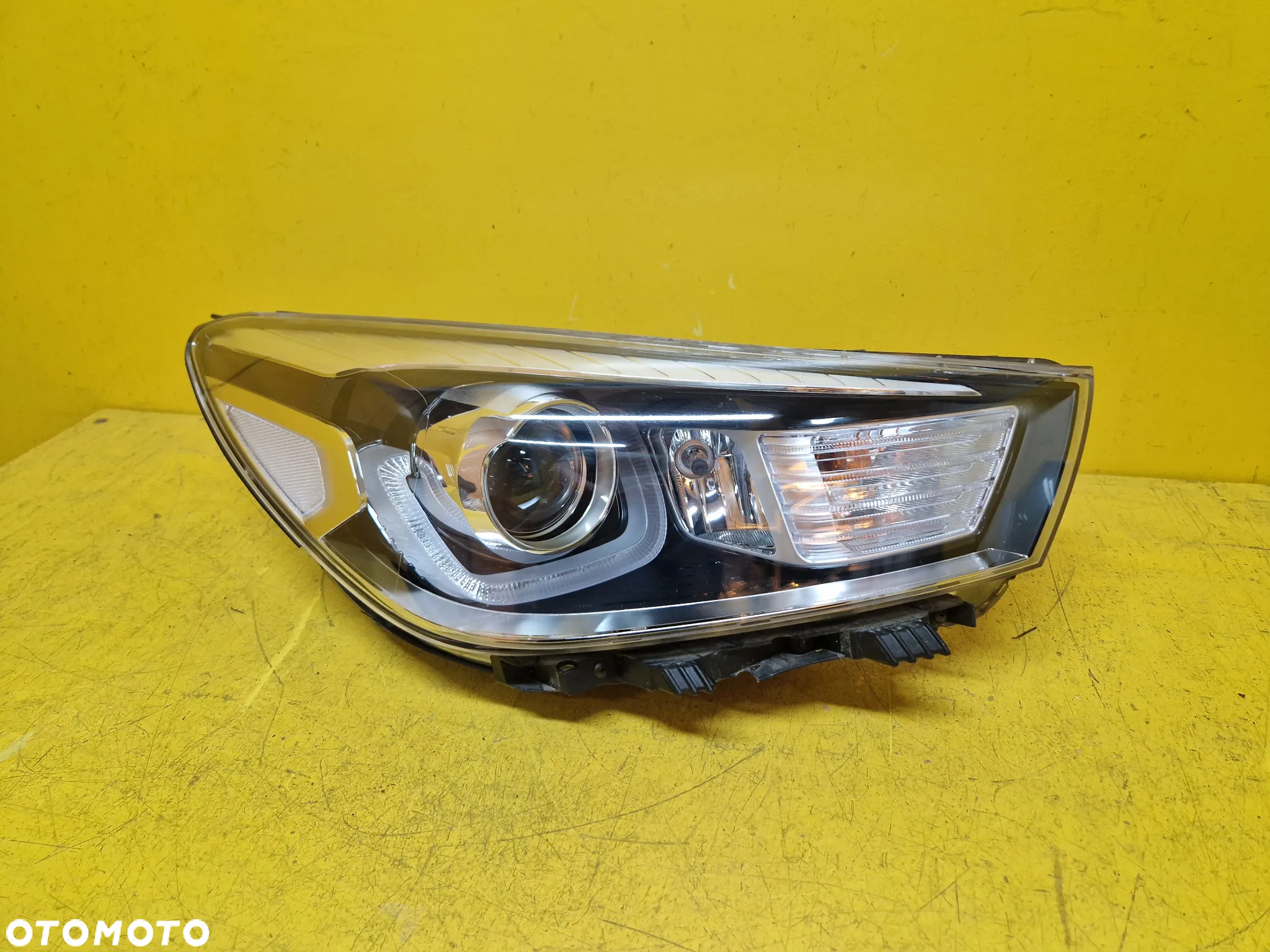 KIA STONIC LAMPA PRAWA PRZOD SOCZEWKA 92102-H8 - 2