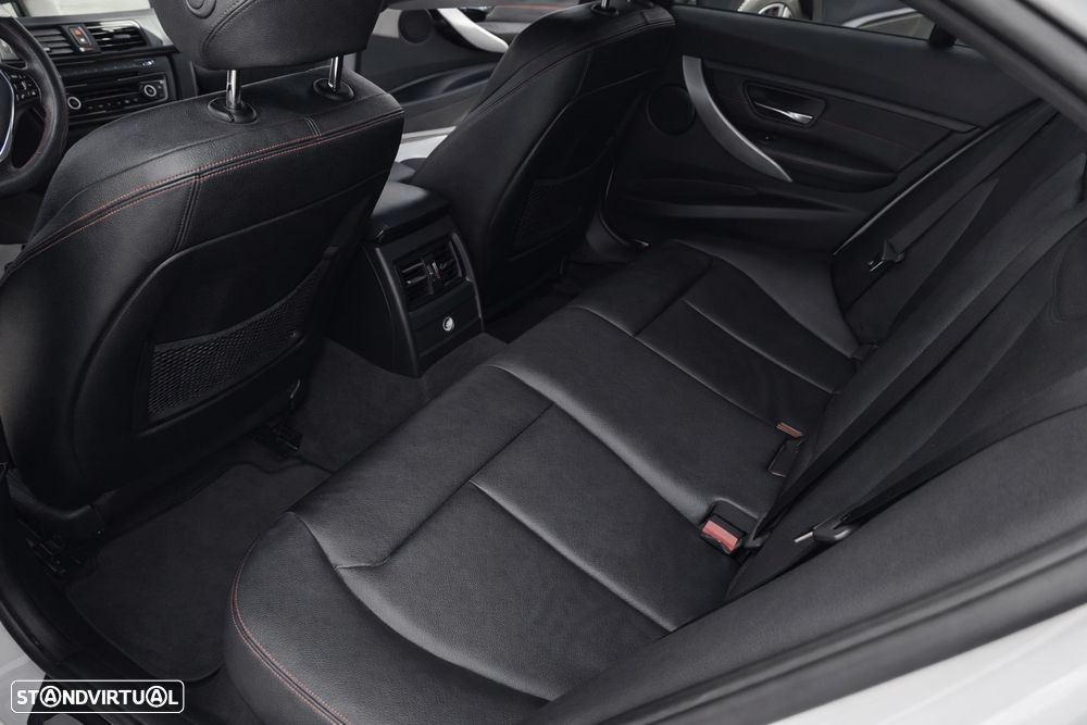 BMW 318 d Sport Line - 11