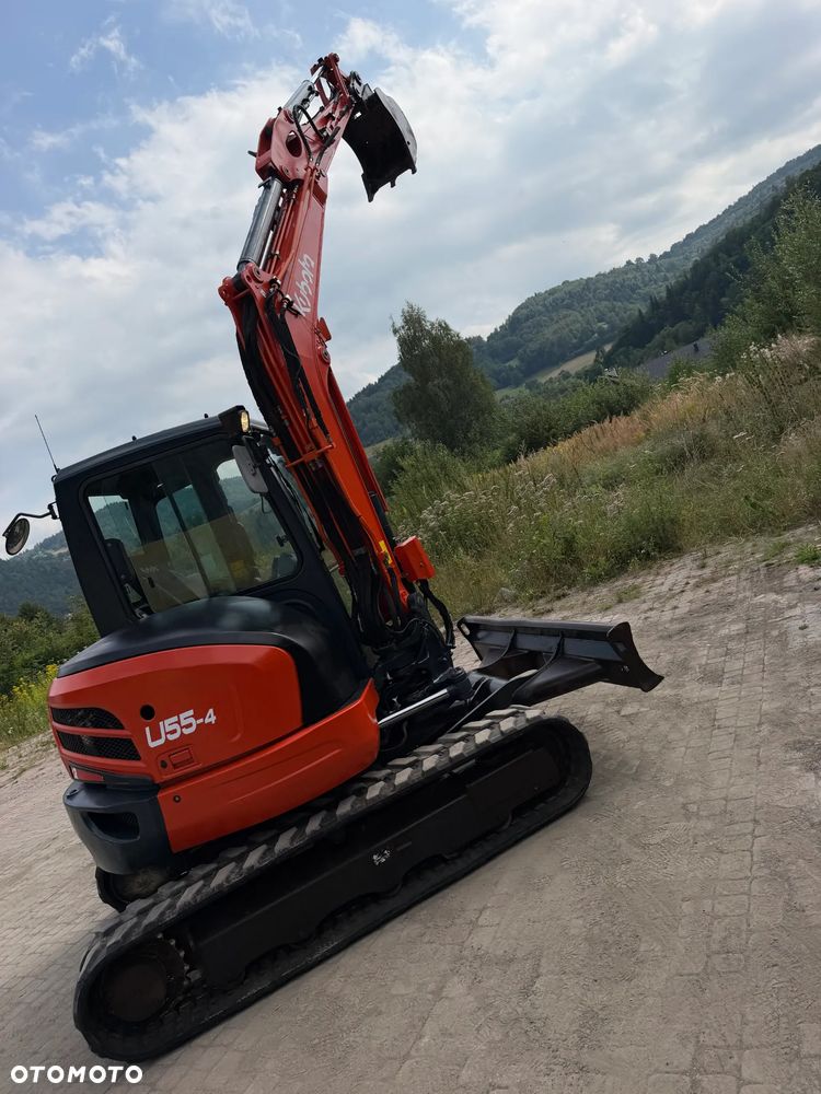 Kubota U55-4. koparka Gąsienicowa 5,5 tony. 2016 rok. 3700 mtg! KLIMATYZACJA. Długie ramie plus! 3sekcje Hydrauliczne. zamki na tłokach. Koparka Jak nówka sztuka. Zadbana zero zużycia. Z gospodarstwa Norweskiego. Zmiana łyżek Hydrauliczna. LENHOFF. Ani deka luzów wycieków. Szybka wolna jazda. Gąski perfekt stan. OKAZJA TANIO. Aktualna Dekra. Po serwisach eksploatacyjnych. Mocny silnik Kubota 4 cylindry! Zamki na tłokach. Nagłośnienie Wielka Okazja - 33