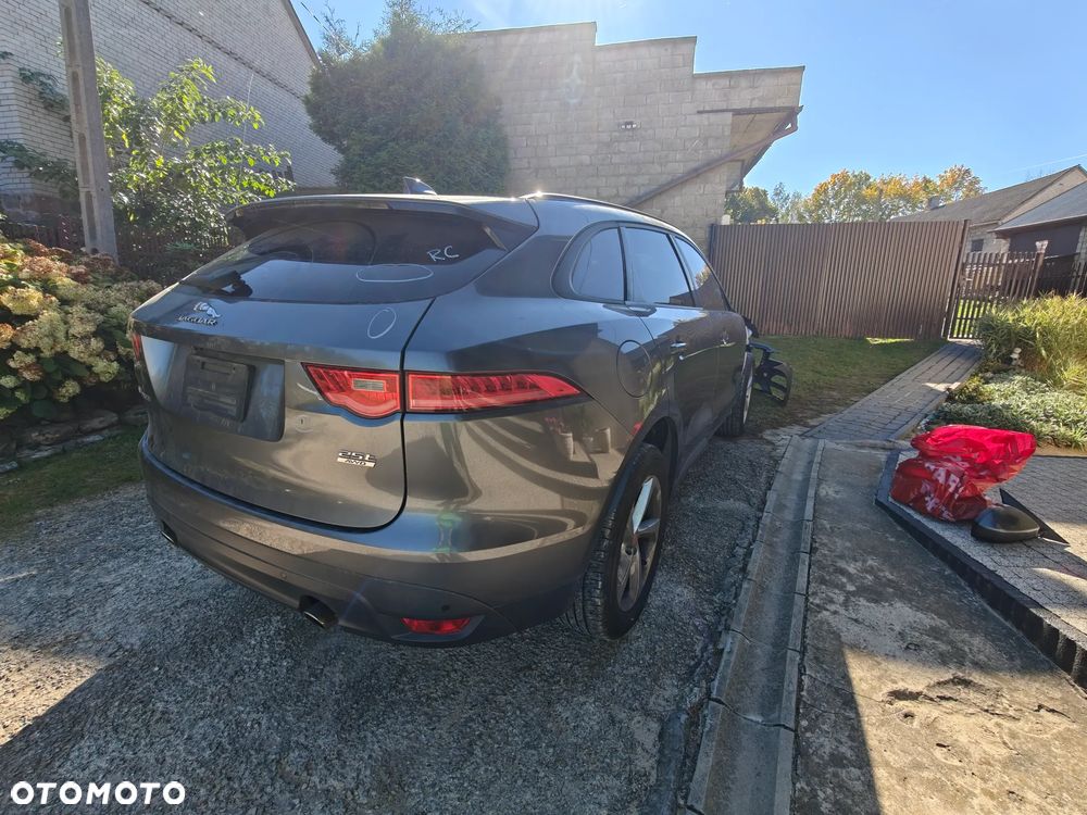 Jaguar F-Pace - 8
