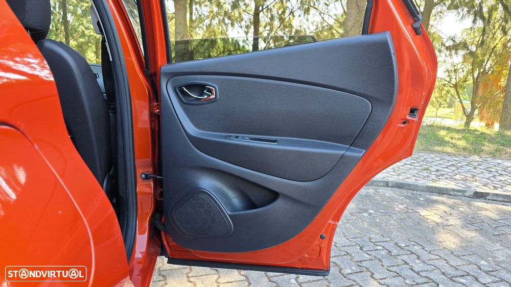 Renault Captur 1.5 dCi Initiale Paris EDC - 32