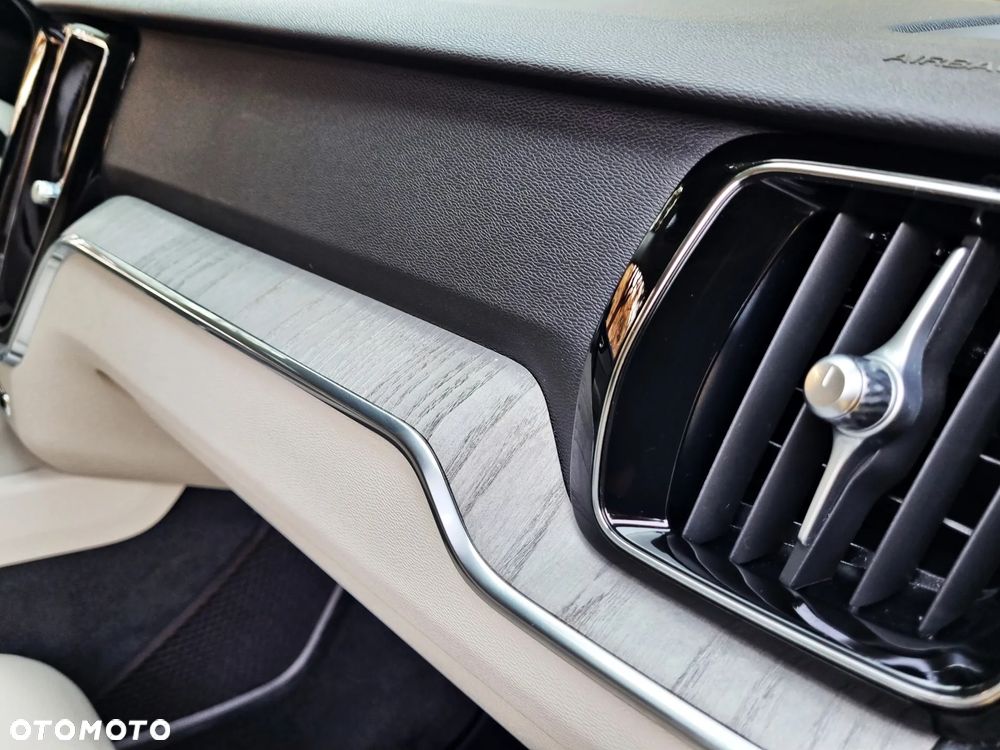 Volvo V60 Cross Country B5 B AWD Plus - 31