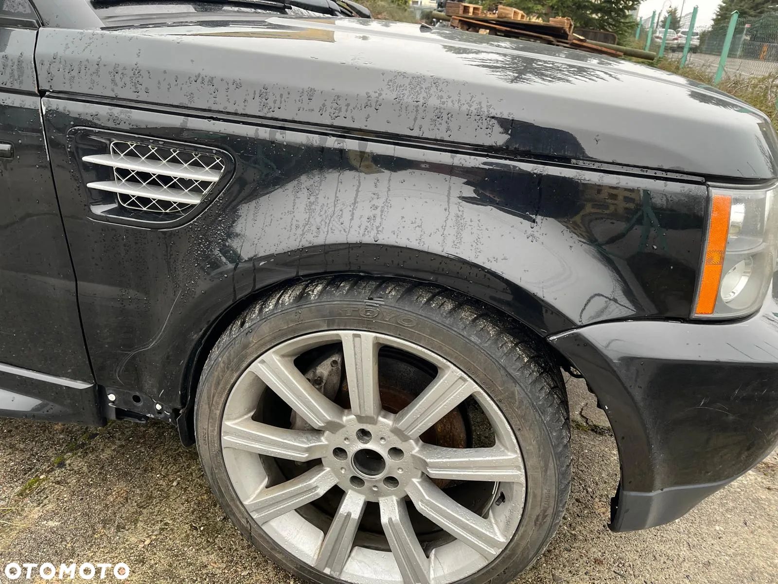 Błotnik przedni prawy czarny Range Rover Sport L320 2006-09 - 1