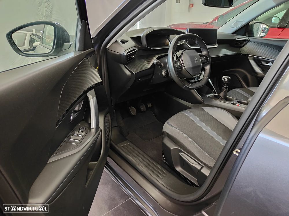 Peugeot 2008 1.2 PureTech Allure - 32