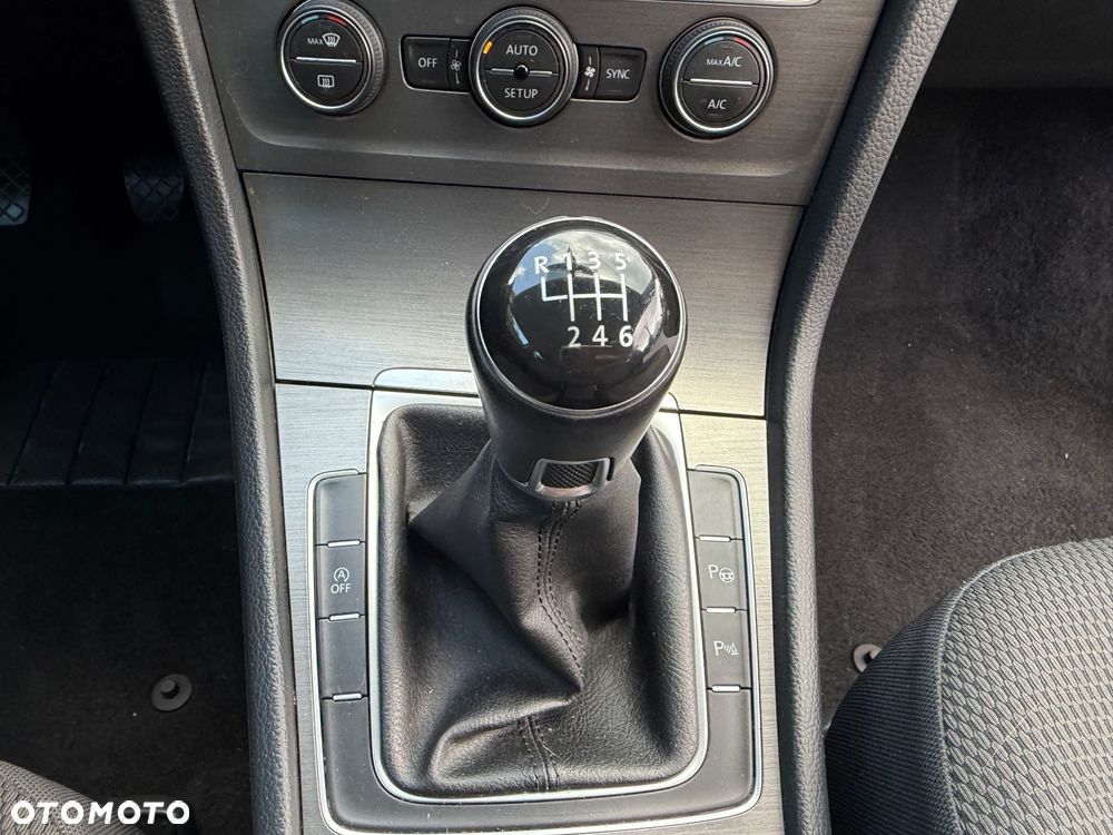 Volkswagen Golf - 25