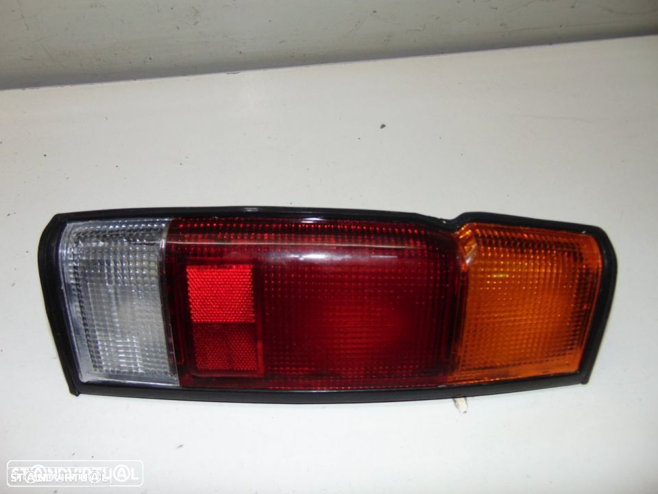 Toyota Hiace - farolins esquerdo mais direito - 2