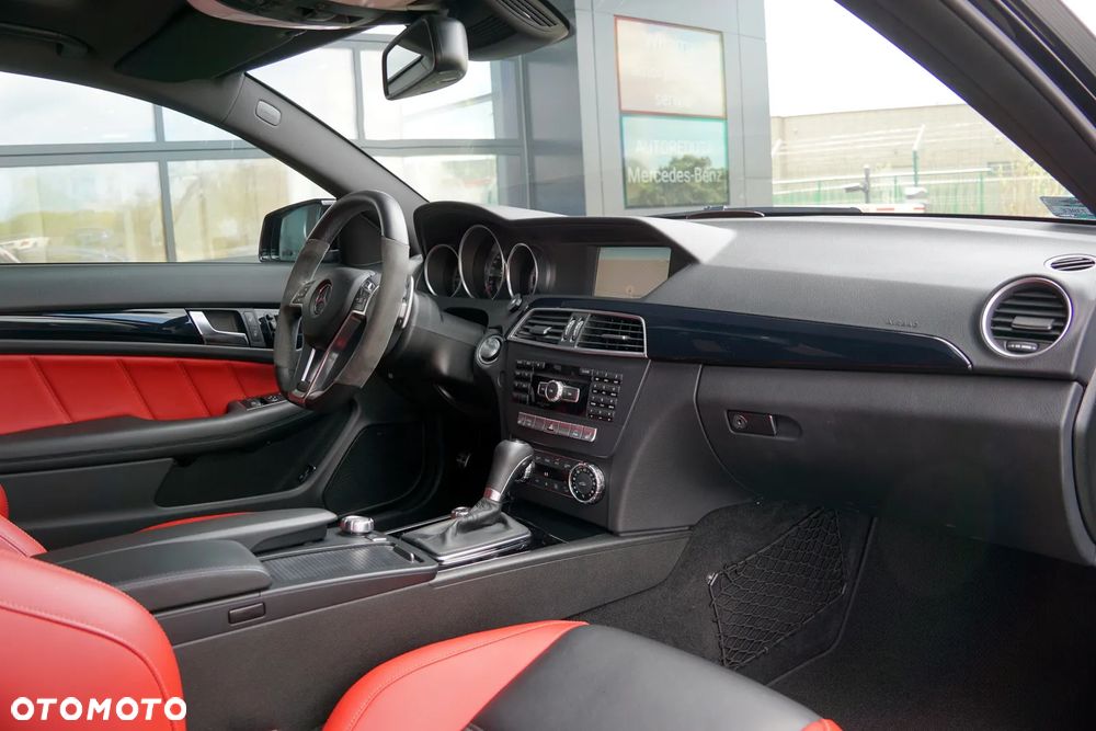 Mercedes-Benz Klasa C 63 AMG - 28